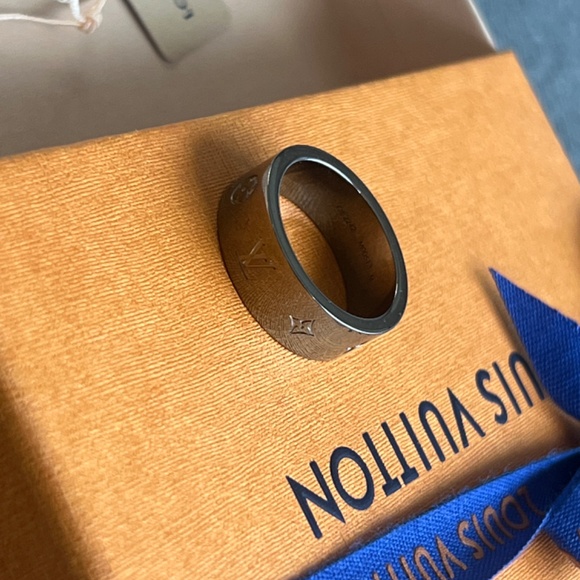 Mens Louis Vuitton Ring. Silver - Picture 2 of 3